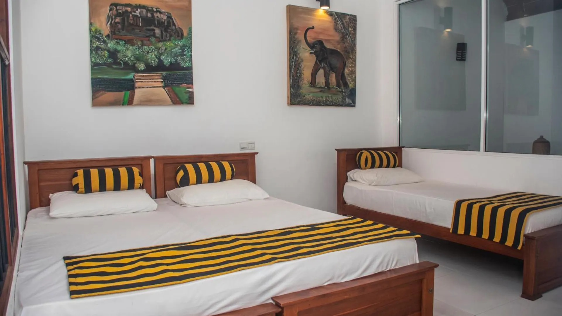 Jc'S White House Hotel Habarana Guest house