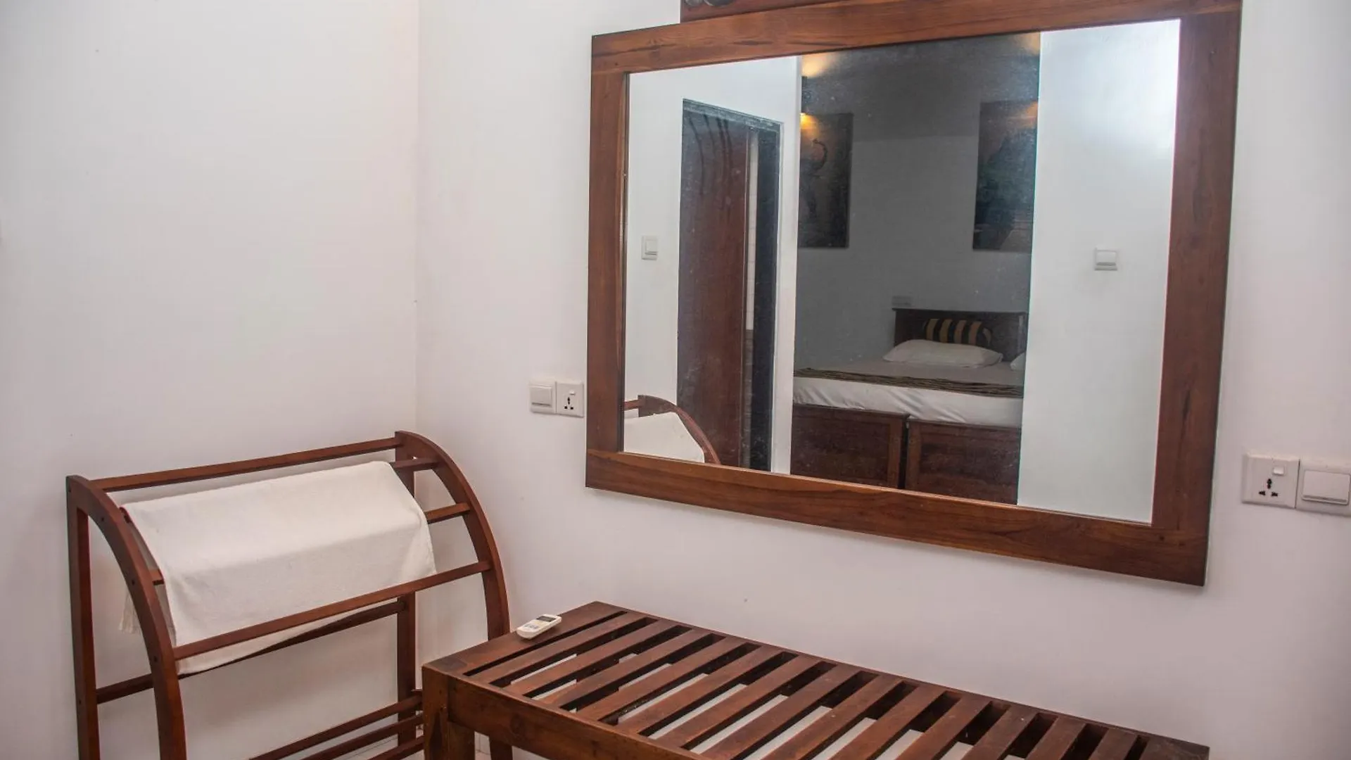 Jc'S White House Hotel Habarana