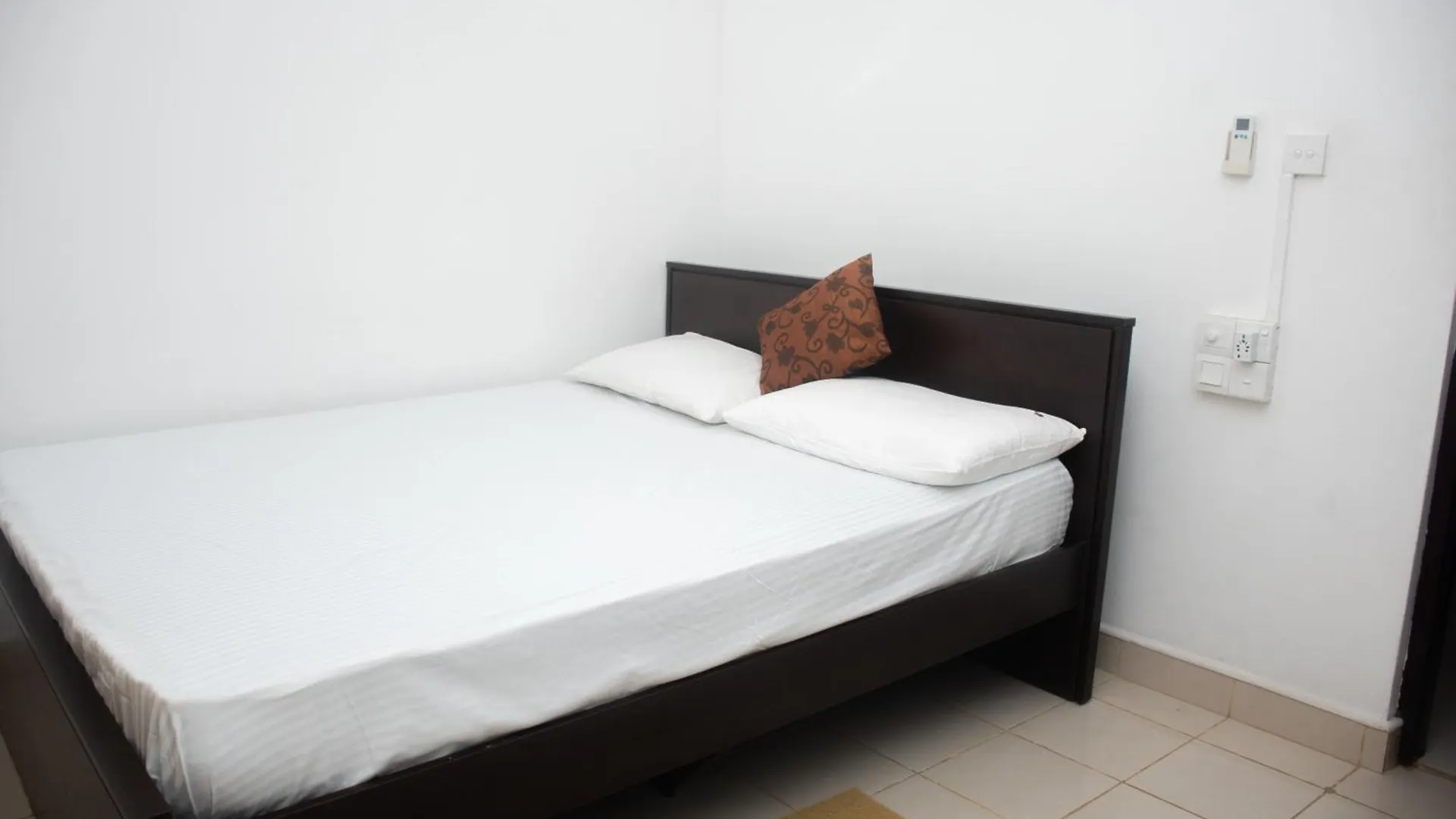 Jc'S White House Hotel Habarana Guest house
