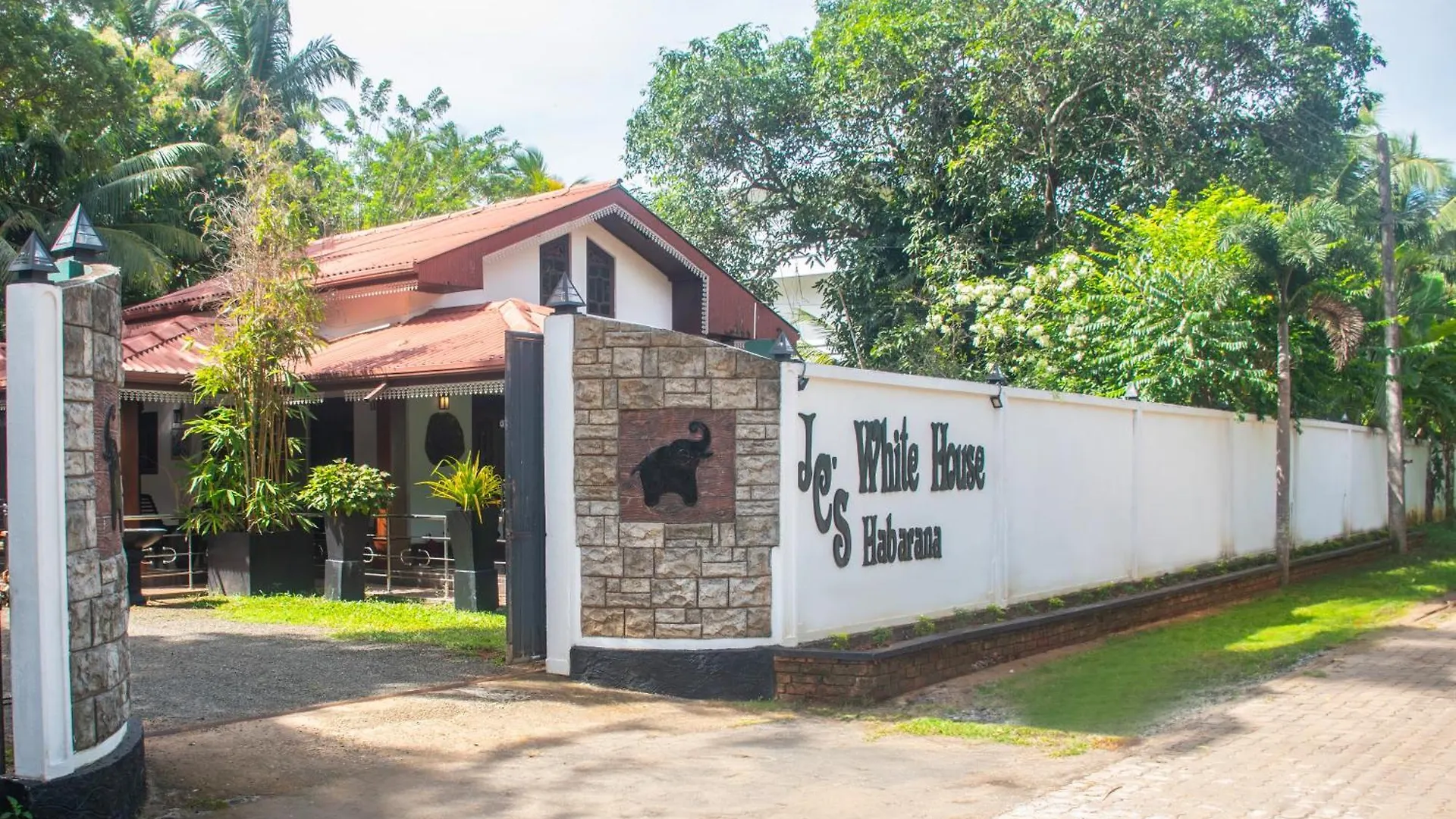 Jc'S White House Hotel Habarana